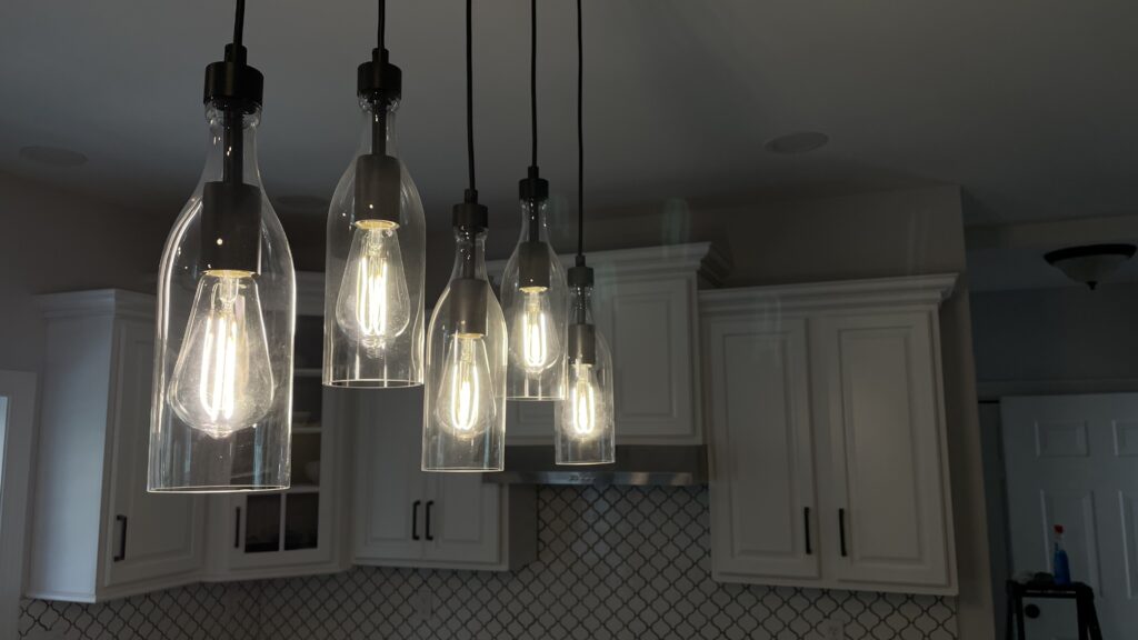 kitchen-bold-backsplash-chandelier